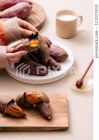 Warm sweet potatoes and winter themed plating 121015910