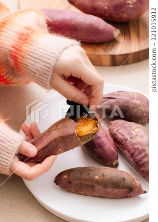 Warm sweet potatoes and winter themed plating 121015912