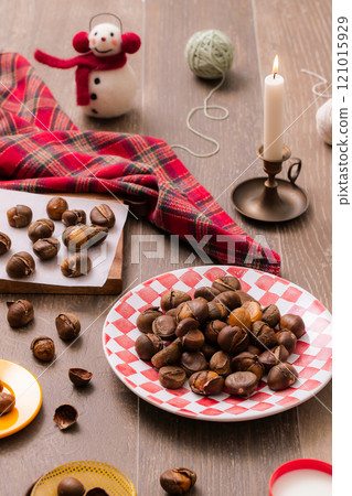 Chestnuts plated with a winter concept 121015929