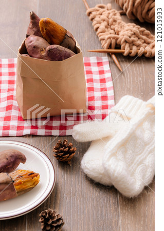 Sweet sweet potatoes emotionally plated with fluffy gloves Sweet sweet potatoes emotionally plated with fluffy gloves 121015933