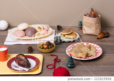 Various types of delicious winter snacks such as sweet potato, bungeoppang, hotteok, pancake, chestnut, etc. 121015938