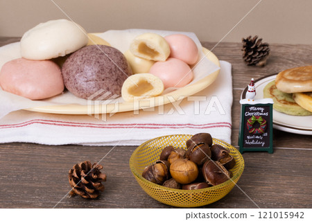 Various types of delicious winter snacks such as hotteok, hoppang, and chestnuts 121015942