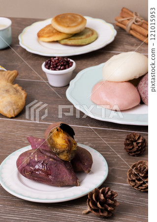 Various types of delicious winter snacks such as sweet potato, bungeoppang, hotteok, pancake, chestnut, etc. 121015953