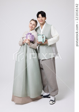A foreign woman and a Korean man wearing hanbok and holding carefully prepared gifts 121016142