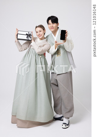 A foreign woman and a Korean man wearing hanbok and holding carefully prepared gifts 121016148