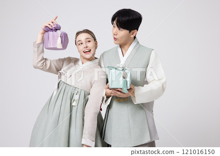 A foreign woman and a Korean man wearing hanbok and holding carefully prepared gifts 121016150