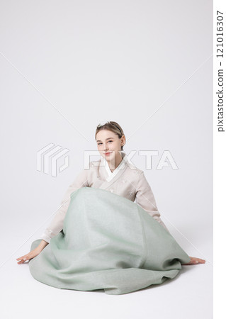 A foreign woman bowing while wearing traditional Korean hanbok A foreign woman bowing while wearing traditional Korean hanbok 121016307