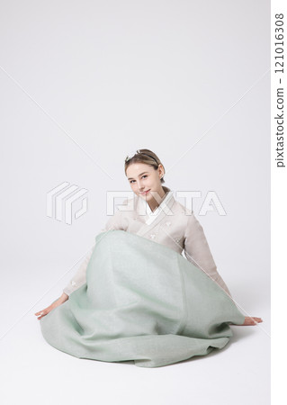 A foreign woman bowing while wearing traditional Korean hanbok A foreign woman bowing while wearing traditional Korean hanbok 121016308