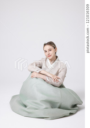 A foreign woman bowing while wearing traditional Korean hanbok 121016309
