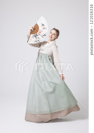 A foreign woman wearing a traditional Korean hanbok and holding a fan 121016316