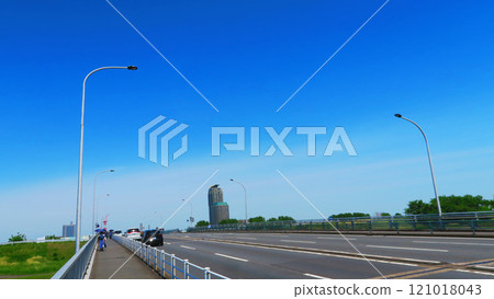 A view of the Shin-Arakawa Bridge on National Route 122, which connects Kawaguchi City, Saitama Prefecture and Kita Ward, Tokyo. 121018043