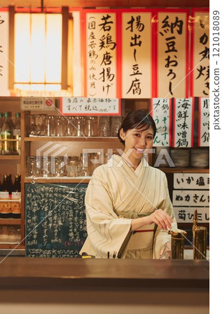A beautiful izakaya hostess wearing a kimono. Photo courtesy of Osado Tamura. 121018089