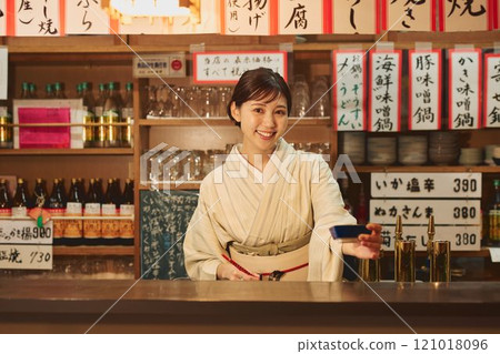 A beautiful izakaya hostess wearing a kimono. Photo courtesy of Osado Tamura. 121018096