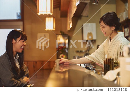 Izakaya hostess and customer, photo cooperation: Osado Tamura 121018128