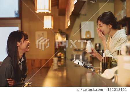 Izakaya hostess and customer, photo cooperation: Osado Tamura Izakaya hostess and customer, photo cooperation: Osado Tamura 121018131