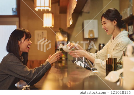 居酒屋老闆娘與顧客攝影合作：田村大澤。 121018135