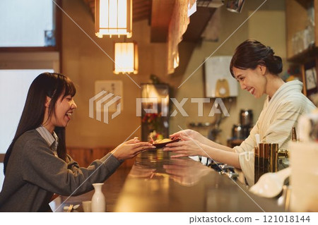 居酒屋老闆娘與顧客攝影合作：田村大澤。 121018144