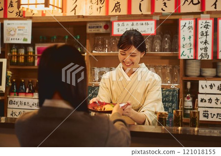 居酒屋老闆娘與顧客攝影合作：田村大澤。 121018155