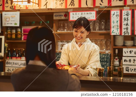 居酒屋老闆娘與顧客攝影合作：田村大澤。 121018156