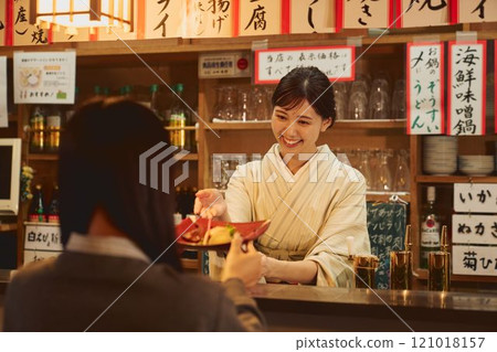 居酒屋老闆娘與顧客攝影合作：田村大澤。 121018157