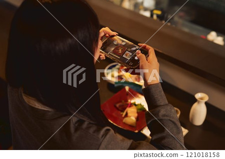 A woman relaxing at an izakaya. Photo courtesy of Osado Tamura. A woman relaxing at an izakaya. Photo courtesy of Osado Tamura. 121018158