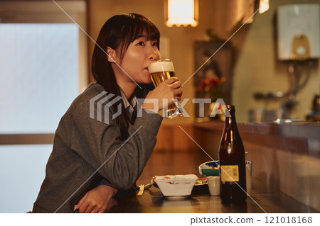 正在喝啤酒的女人攝影合作：田村大佐。 121018168