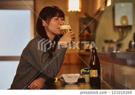 正在喝啤酒的女人攝影合作：田村大佐。 121018169