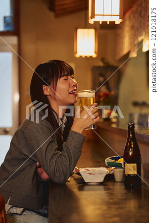 A woman drinking beer with relish. Photo courtesy of Osado Tamura. 121018175