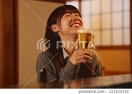 正在喝啤酒的女人攝影合作：田村大佐。 121018182