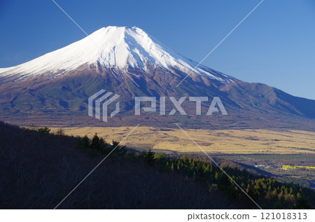 Fuji in winter as seen from Nijumagari Pass Fuji in winter as seen from Nijumagari Pass 121018313