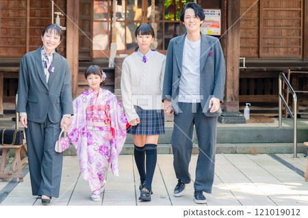 一家人在神社慶祝七五三 一家人在神社慶祝七五三 121019012