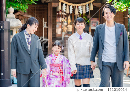 一家人在神社慶祝七五三 121019014