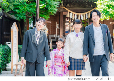 一家人在神社慶祝七五三 一家人在神社慶祝七五三 121019018