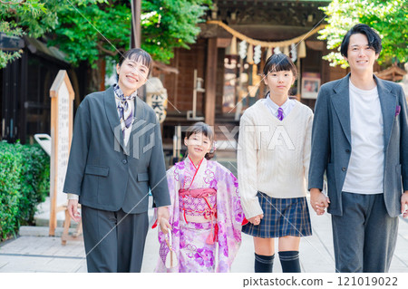 一家人在神社慶祝七五三 一家人在神社慶祝七五三 121019022