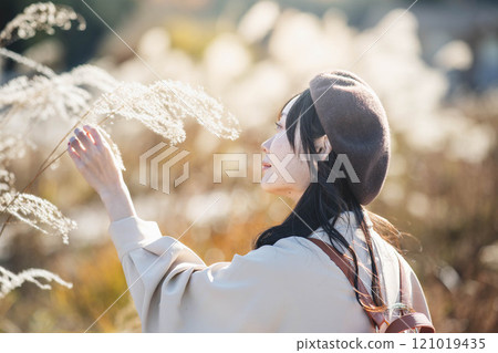 Young woman wearing silver grass and a beret 121019435