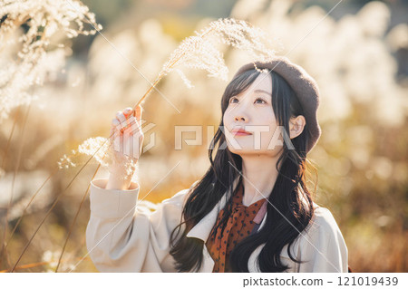 Young woman wearing silver grass and a beret Young woman wearing silver grass and a beret 121019439