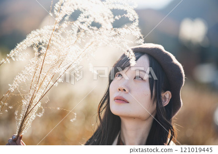 Young woman wearing silver grass and a beret 121019445