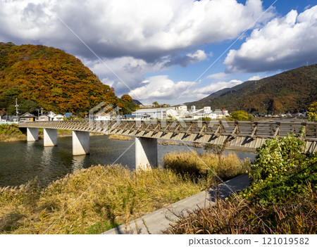 秋天的黑瀨川新光寺橋 秋天的黑瀨川新光寺橋 121019582