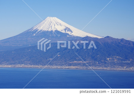 Fuji in winter as seen from Darumayama Highland Fuji in winter as seen from Darumayama Highland 121019591