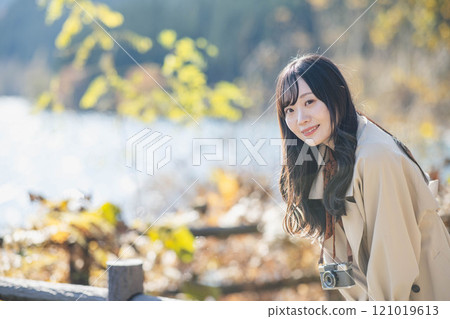 Women's trip: Woman looking at the lake 121019613