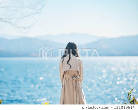 Women's trip: Woman looking at the lake 121019614