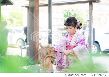 七五三女孩在神社的 chozubya 淨化雙手 七五三女孩在神社的 chozubya 淨化雙手 121019757