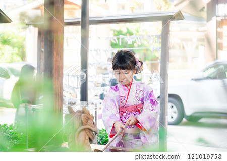七五三女孩在神社的 chozubya 淨化雙手 七五三女孩在神社的 chozubya 淨化雙手 121019758