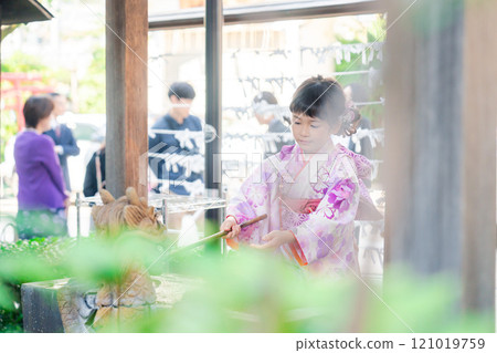 七五三女孩在神社的 chozubya 淨化雙手 121019759