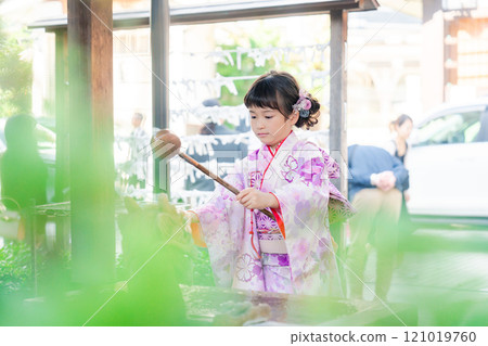 七五三女孩在神社的 chozubya 淨化雙手 121019760