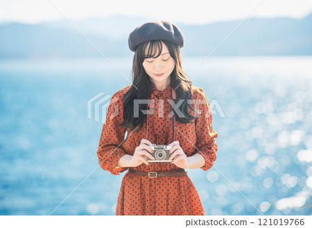 少女之旅：藍色的湖水和紅裙的攝影師女孩 121019766