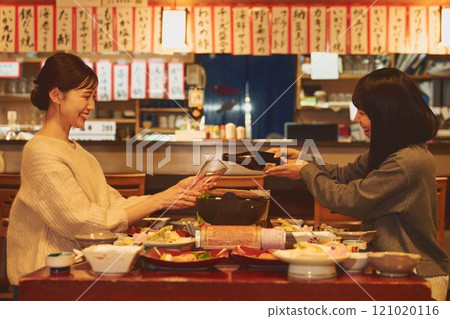Women eating at an izakaya. Photo courtesy of Osado Tamura. 121020116