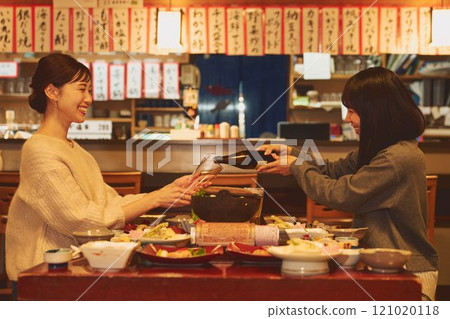 Women eating at an izakaya. Photo courtesy of Osado Tamura. Women eating at an izakaya. Photo courtesy of Osado Tamura. 121020118