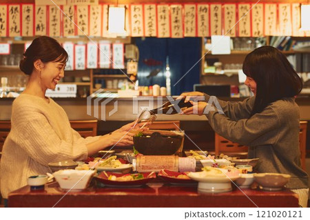 居酒屋用餐的女性 攝影合作：田村大佐。 121020121