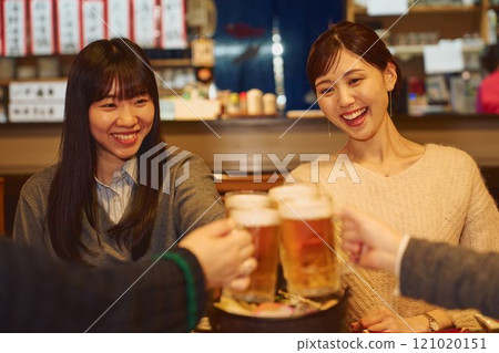 Women toasting, photo courtesy of Osado Tamura 121020151